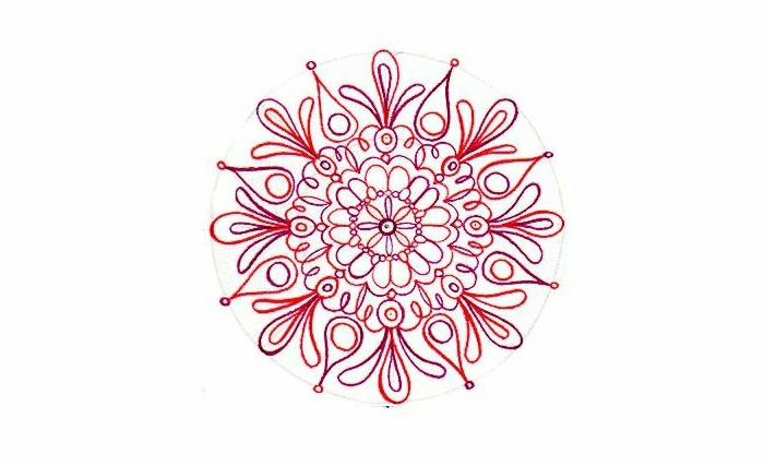 ein kreisförmiges Mandala in zwei verschiedenen Farben, Konturen mit Buntstifte malen, Linien entfernen