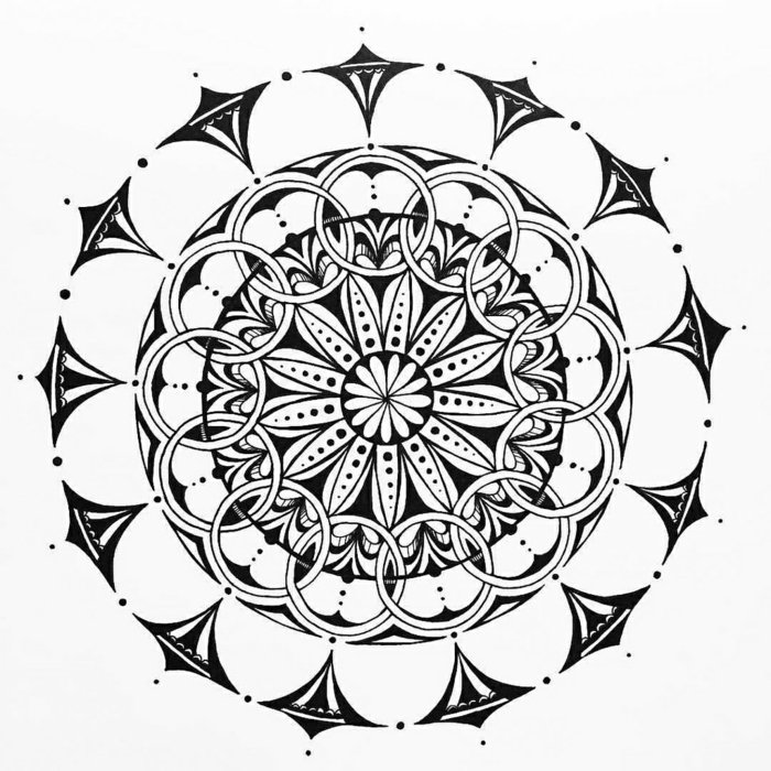 Mandala Vorlagen für Anfänger, viele Kreise, gespitzte Formen, kleine und große Punkte, Blumenmotive