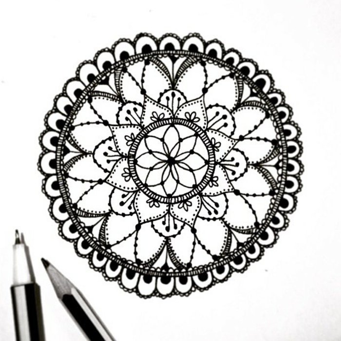 kreisförmiges Mandala zum Ausmalen, einfache Formen, zwei Bleistifte, Halbkreise
