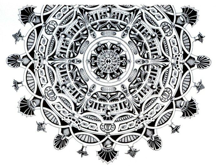 komplexes Mandala mit vielen Ornamenten, Ketten, Wiederholungsmuster, schwarz-weiße Zeichnung