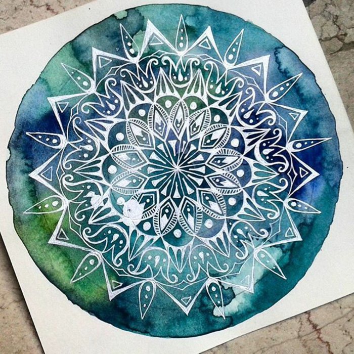 Mandalas mit Wasserfarben malen, ineinander verlaufende Farben, Grün, Blau, Weiß, Marmorfliesen
