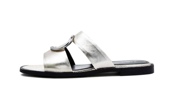 Strandoutfits, Sommer 2017, Damenmode, flache offene Schuhe aus Leder in Silberfarbe, schwarze Sohle