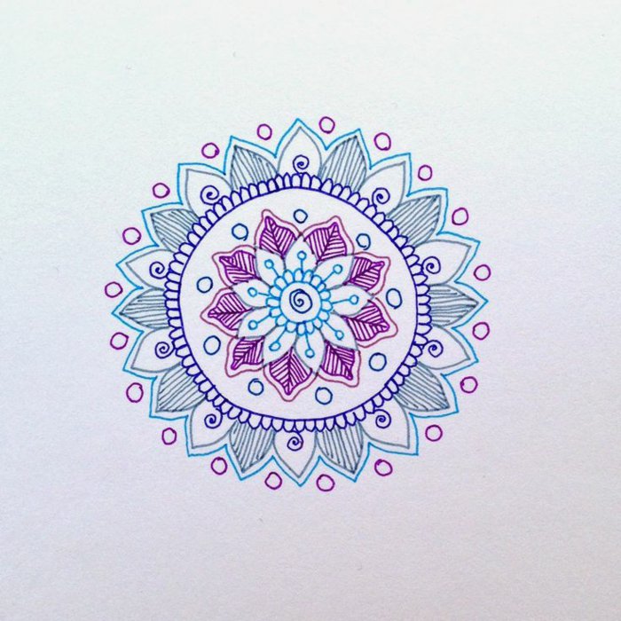 Mandalas können auch nur aus Konturen bestehen, drei Farben, lila, blau, violett, Kreise, Spiralen