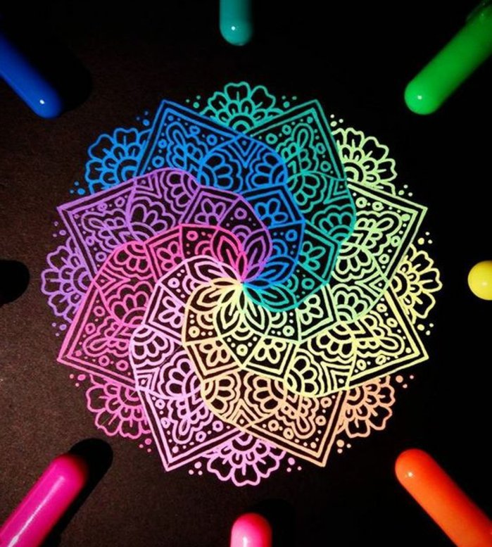 Mandalas mit ineinander verlaufenden Neonfarben, schwarzer Hintergrund, schwarzes Papier