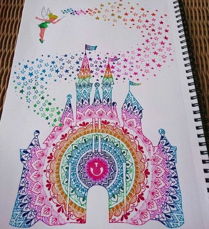 Mandala-Schloss mit intensiven Farben malen, Tinckerbell verzaubert, Fee mit Flügeln, Malblock mit schwarzer Spirale