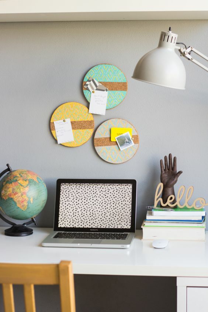 arbeitsizimmer, laptop, lampe, globus, bücher, schreibtisch