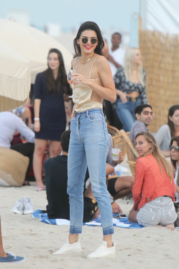 Strandoutfit, Kendall Jenner, helle Taille-Jeans, weiße Sneakers, Oberteil mit Spagetti-Trägern in Champagne-Farbe