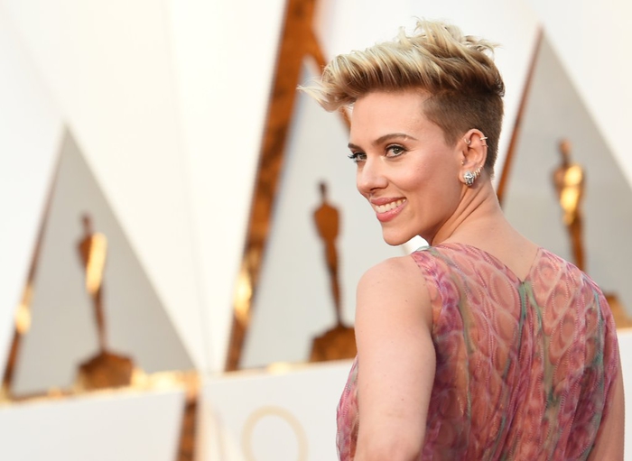 Scarlett Johansson, moderne Kurzhaarfrisuren, rasierte Seiten, blonde Haare, attraktiver Look