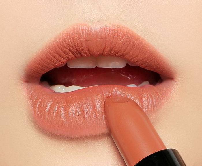 abendmakeup der lippenstift gehört auf jeden fall zur schminke am abend rosa orange lippenstift lipgloss 