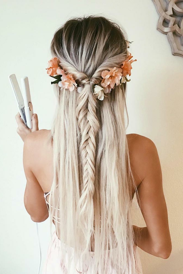 schöne Frisuren für lange Haare, blondes Mädchen mit Fischschwanzfrisur mit Haarschmuck-Blumenkranz