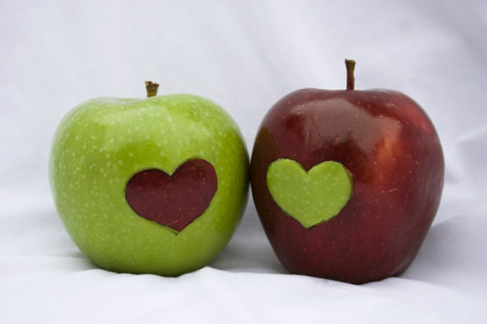 appetit zügeln apfel helfen damit grüner apfel und roter apfel herz dekoration deko für das essen gesunde ernährung