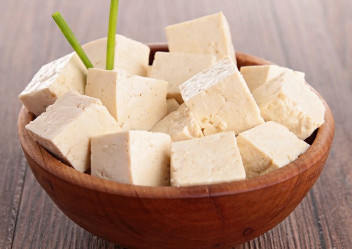 tofu rezepte tofu gerichte tofu in schüssel servieren deko aus grünen blättern soja rezepte soja käse 