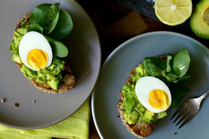 avocado zum frühstück ideen kohlenhydrate fette und eiweiß bei jeder speise einnehmen gekochte eier brot avocado