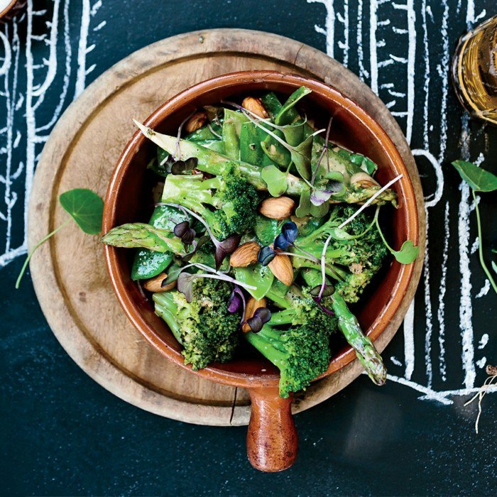avocado rezept zum genießen salat mit brokkoli ruccola nüsse grüner salat in schüssel spargeln blumen bohnen