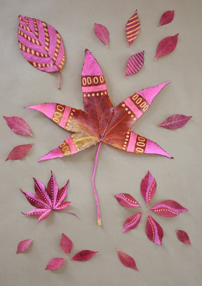 herbstblatt dekoriert mit rosa farbe, baumblätter bemalen