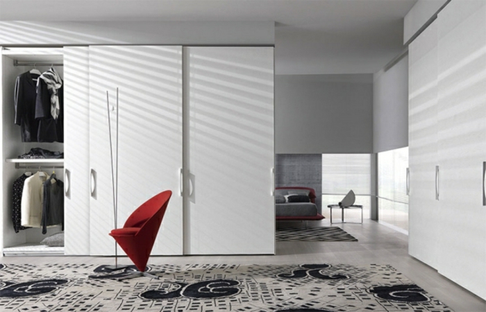 Wandgarderobe Schwebetüren weiß IKEA moderner Stuhl rot