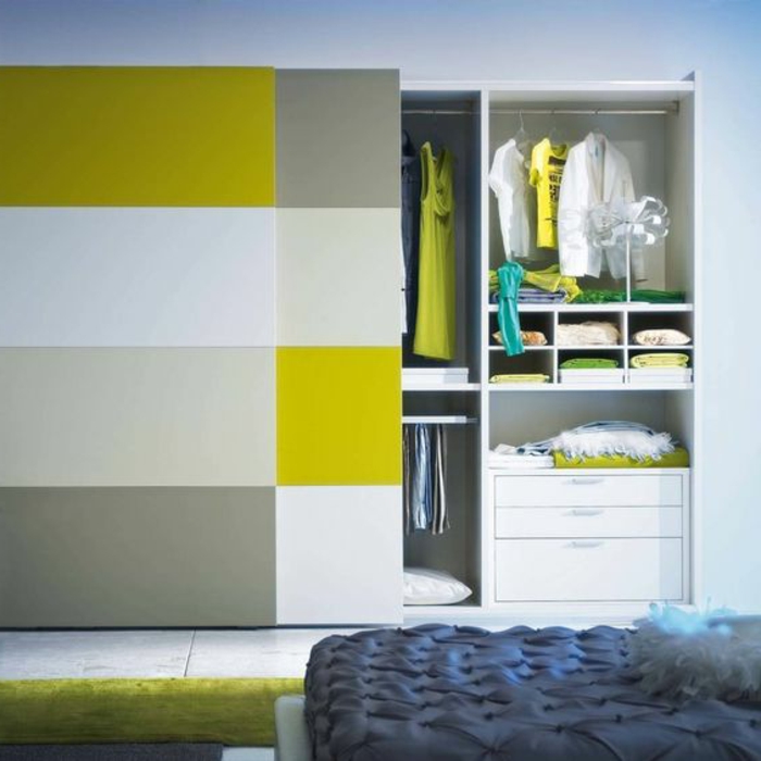 Kleiderschrank Ideen starke Farben modernes Design integrierte Schubladen
