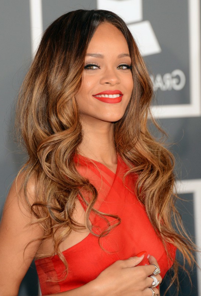 Rihanna Frisuren -rotes Kleid und einen roten Lippenstift lange frisierte Haare 
