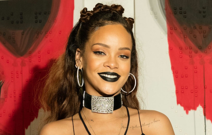 schwarer Lippenstift für Gothic Look geflechtetes Haar - Rihanna Frisuren