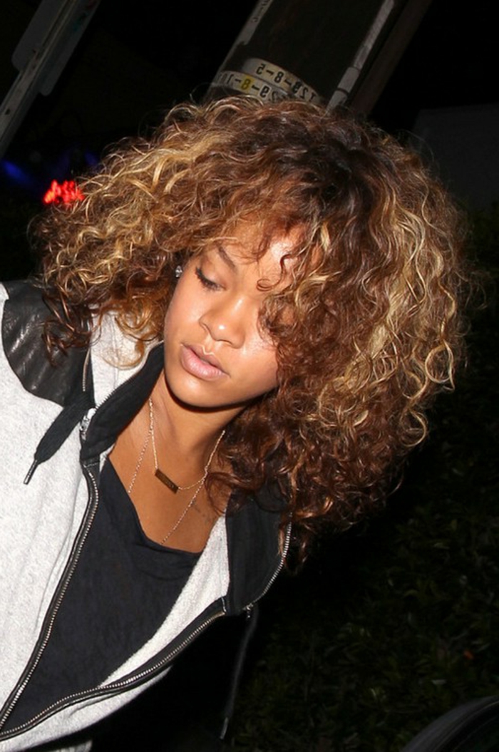 Paparazzo Foto von Rihanna mit wilden lockigen Haar - Rihanna Frisuren