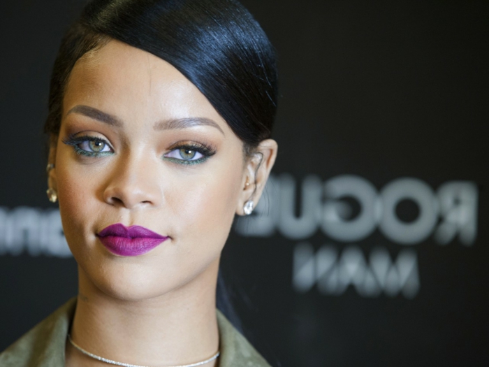 Rihanna Frisuren - lila Lippenstift eine strenge Frisur kleine Diamanten Ohrringe