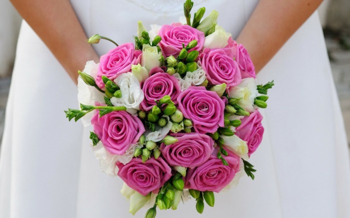 runder Hochzeitsstrauß, rosa und weiße Rosen, stilvoller Biedermeierstrauß