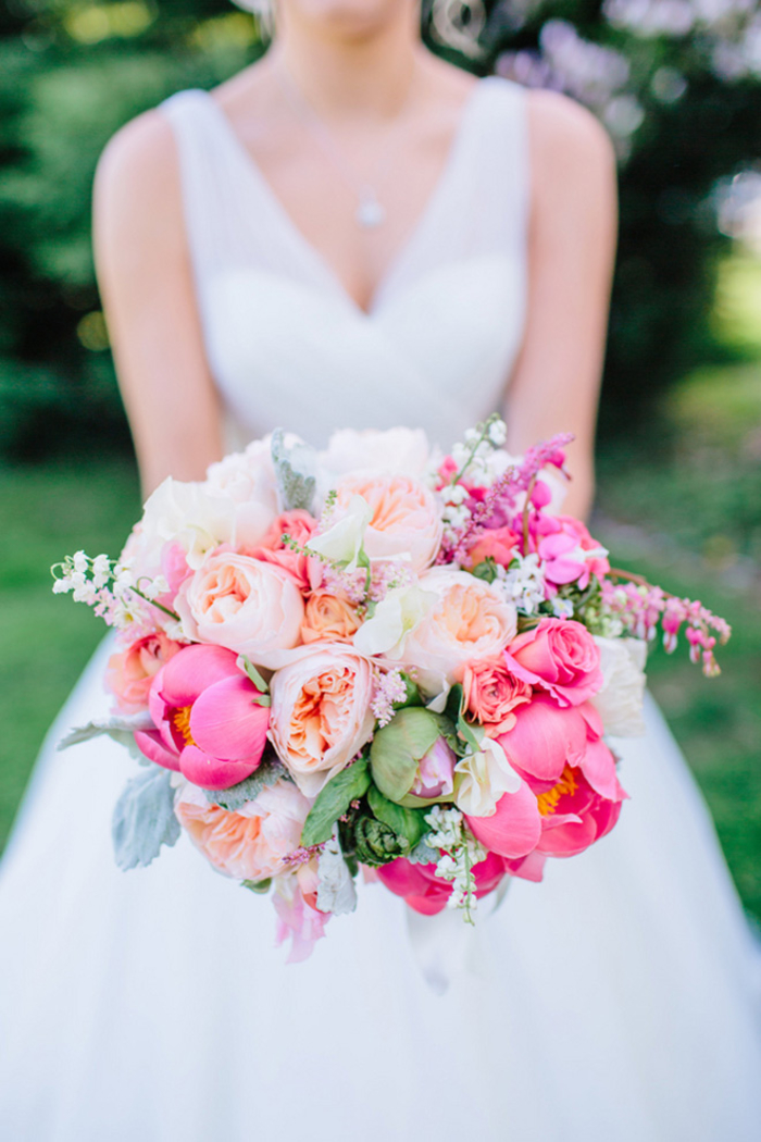 rosa Pfingstrosen, runder Brautstrauß, Hochzeitsblumen, schöner Brautstrauß