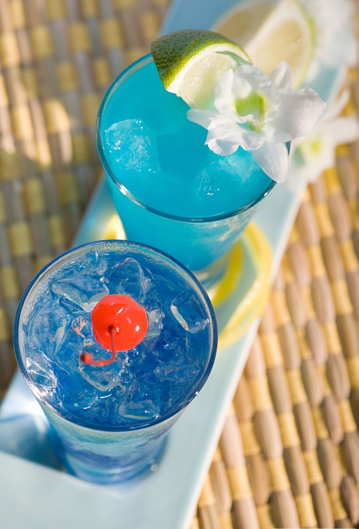 erfrischende Sommergetränke mit Eis und Limettenschnitz, blaue Cocktails