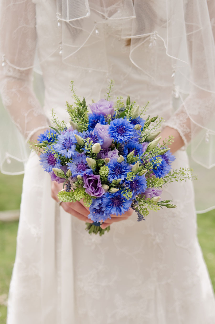 blauer Hochzeitsstrauß, Blausterne, Biedermeierstrauß, Feldblumen