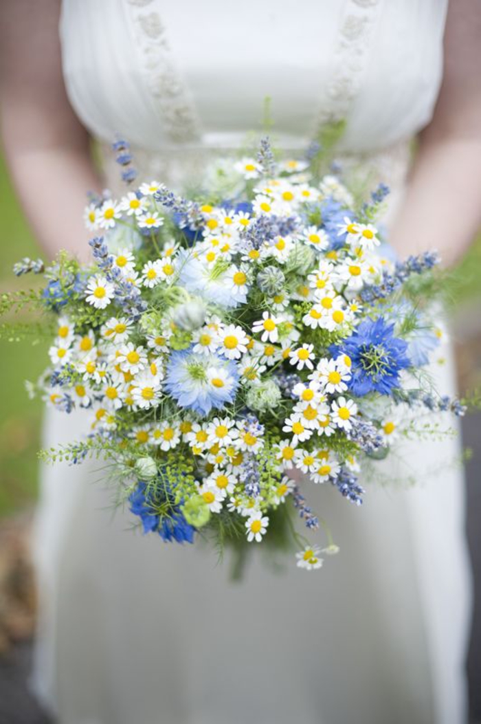 runder Hochzeitsstrauß. Feldblumen, Blausterne und Kamille, eine schöne Idee für Brautstrauß