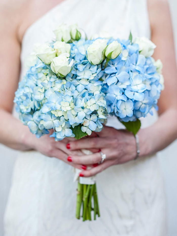 Brautstrauß in Blau und Weiß, Rosen und Hortensien, runder Hochzeitsstrauß