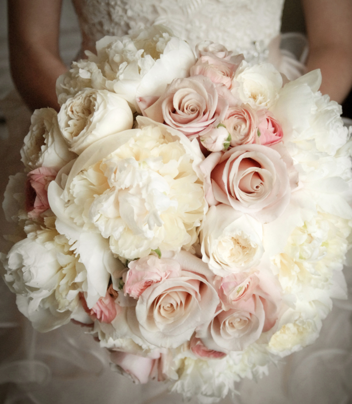 Hochzeitsstrauß in Weiß und Rosa, Pfingstrosen und Rosen, großer Biedermeierstrauß