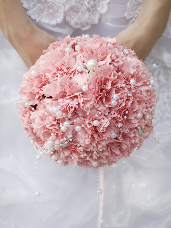 runder Hochzeitsstrauß, rosa Nelken, mit Perlen dekoriert, Ideen für Hochzeit in Rosa