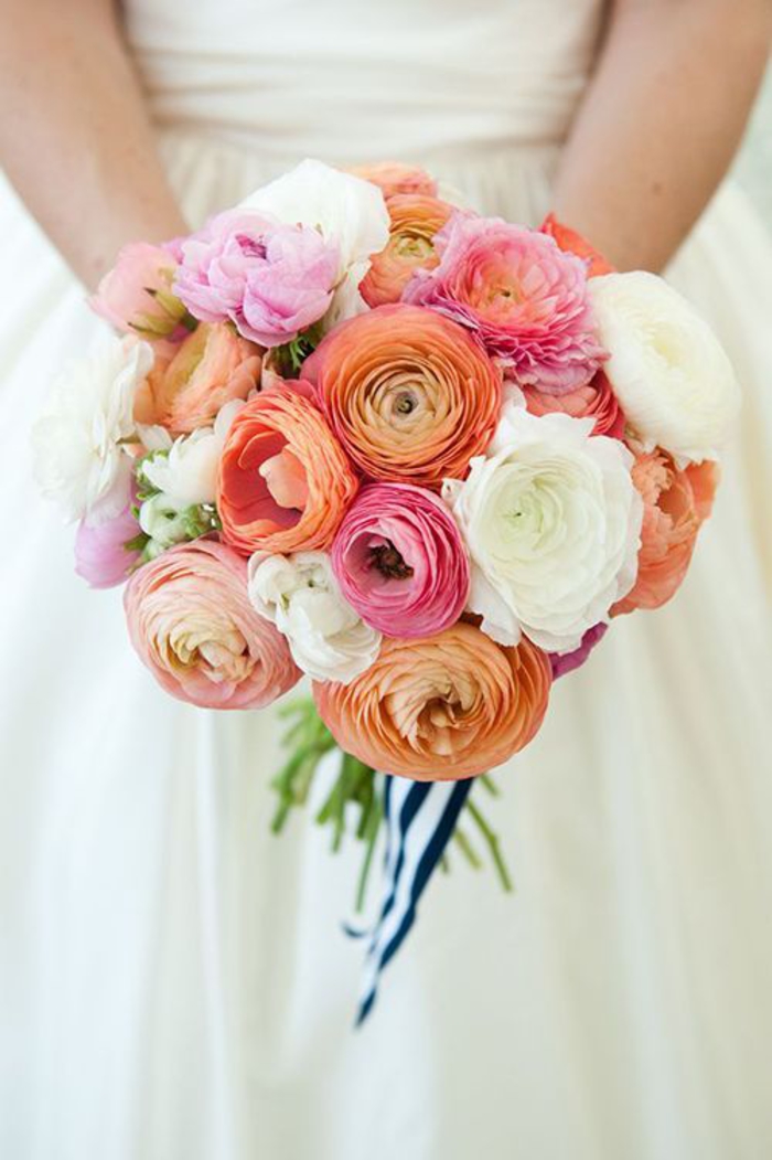 runder Hochzeitsstrauß, orange, rosa und weiße Hahnenfüße, frisch und schön