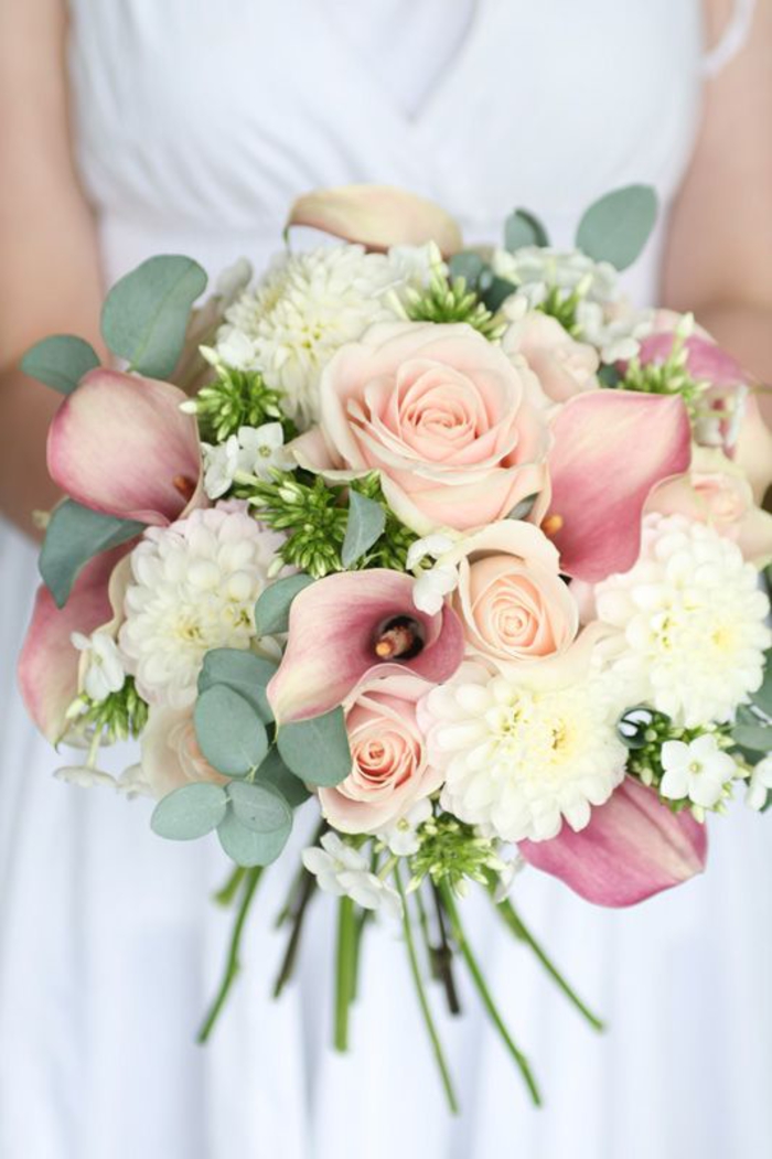 runder Brautstrauß, creme Rosen, Ideen für Hochzeit in Pastelltönen