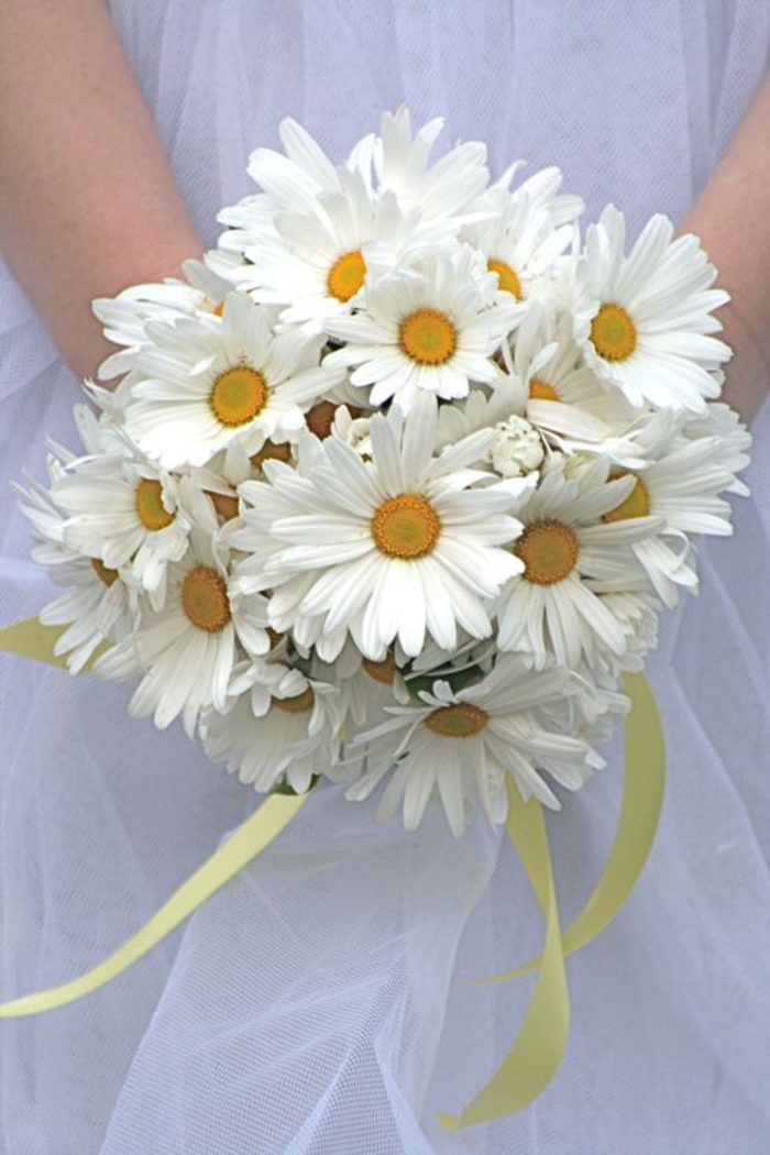 runder Hochzeitsstrauß, Margeriten mit gelbem Bändchen, schöne Hochzeitsblumen