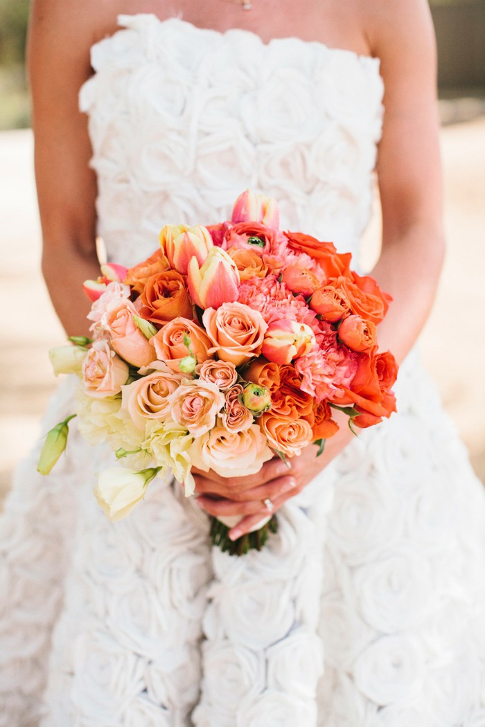 runder Blumenstrauß, orange und weiße Rosen und Tulpen, schöne Hochzeitsblumen