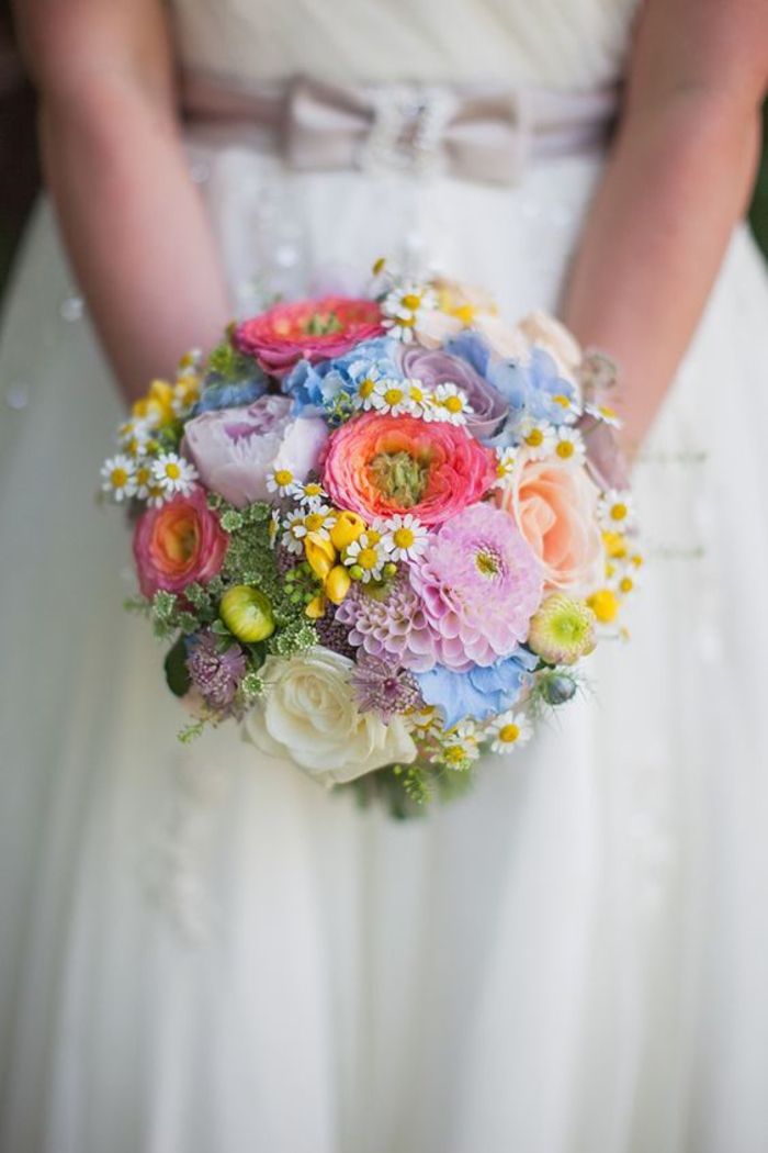 runder Brautstrauß, bunte Blumen, Dahlie, Hahnenfuß und Kamille, Feldblumen