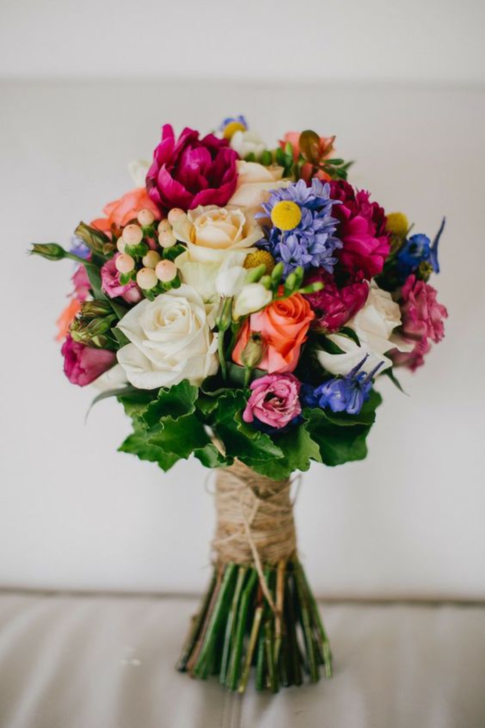 runder Hochzeitsstrauß, bunte und vielfältige Blumen, tolle Hochzeitsideen
