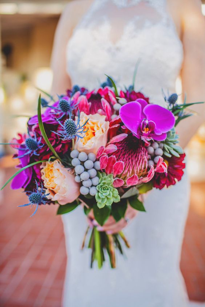 extravaganter und einzigartiger Hochzeitsstrauß, Biedermeierstrauß, bunte Blumen