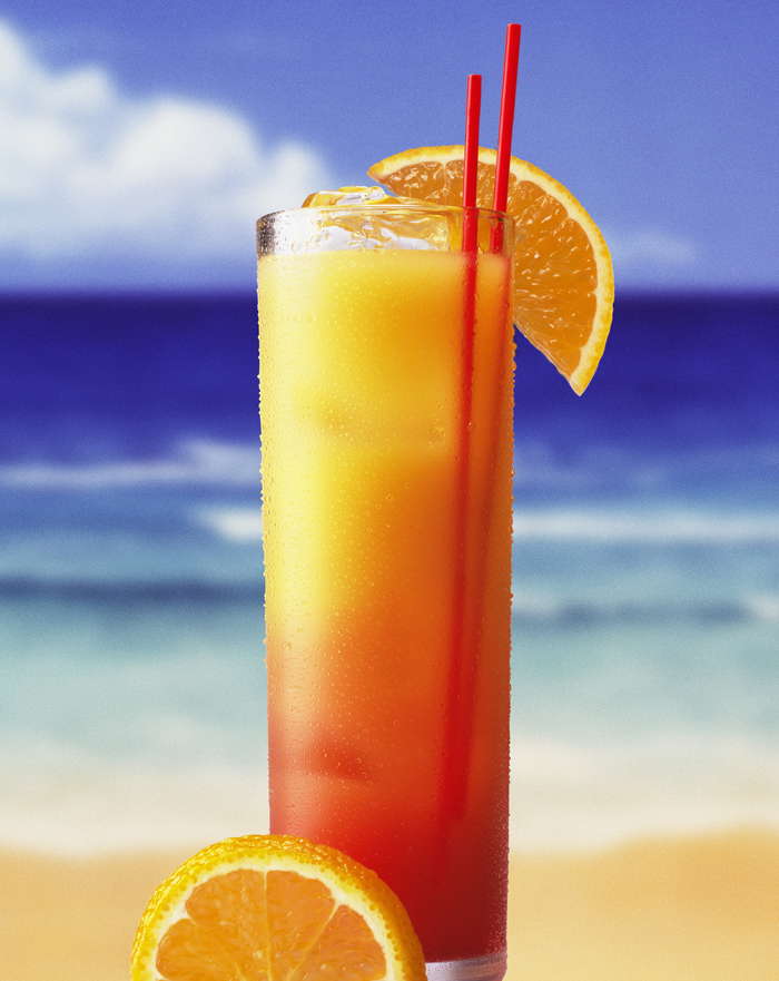 Cocktails selber machen, "Tequila sunrise", erfrischende Sommergetränke mit Zitrusfrüchten