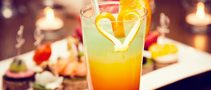 Coole Ideen für Sommerpartys, Cocktail mit Zitrusfrüchten, Herz-Dekoration, erfrischendes Getränk