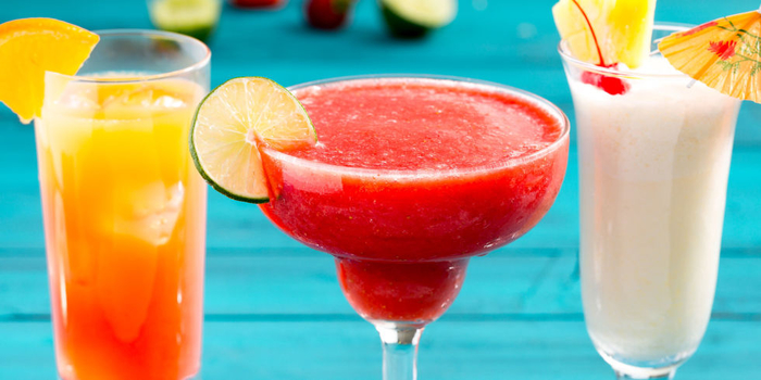 "Tequila Sunrise", "Erdbeer Daiquiri", "Pina Colada", Rezepte für Cocktails, erfrischende Sommergetränke