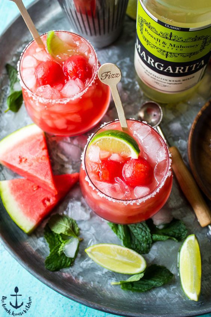 Margarita mit Wassermelone, Limettenschnitzen und Minze, kalt und erfrischend, coole Sommergetränke