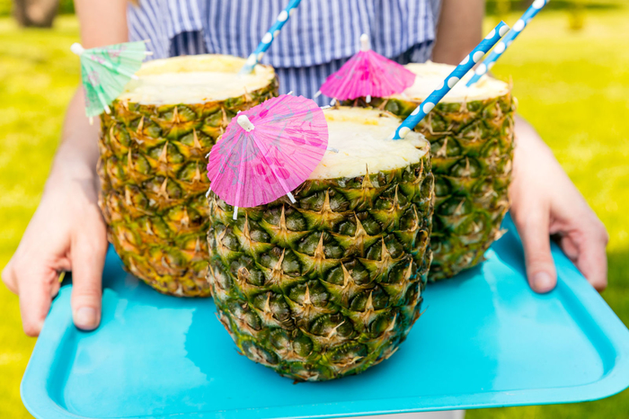 Rezepte für attraktive Cocktails, Ananas mit Cocktailschirmchen, coole Ideen für Sommerpartys