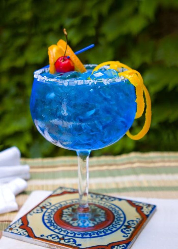 "Blue Margarita" selber machen, mit Salz und viel Eis, Rezepte für coole Cocktails