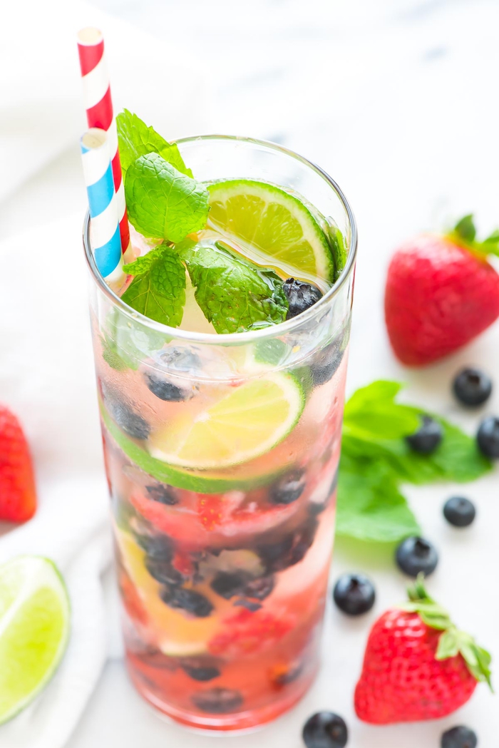 Mojito mit Erdbeeren und Blaubeeren selber machen, Limette, Minze und Eis, das perfekte Sommergetränk