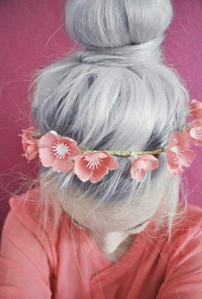 Partyfrisur für junge Mädchen, grau gefärbte lange Haare mit Dutt, Blumenkranz als Haarschmuck