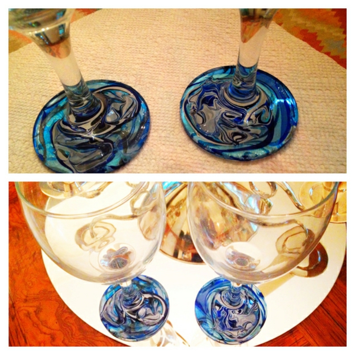 glas mit blauem nagellack verzieren, gläser dekorieren