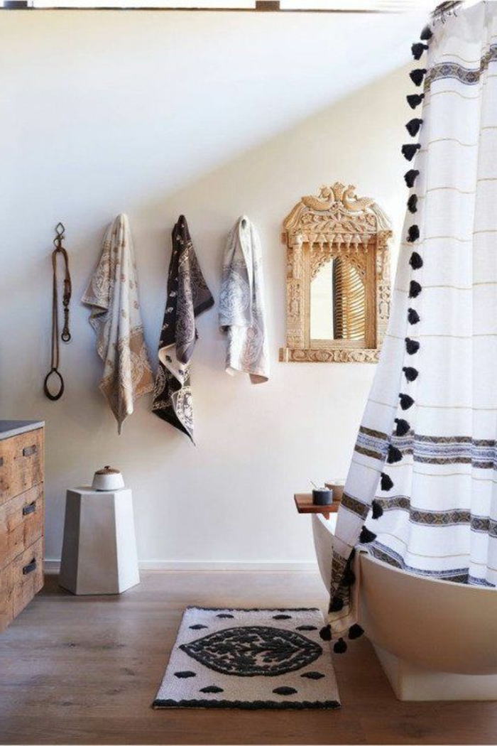 lampe orientalisch bad design im orientalischen stil hängende handtücher badewanne mit vorhang spiegel teppich